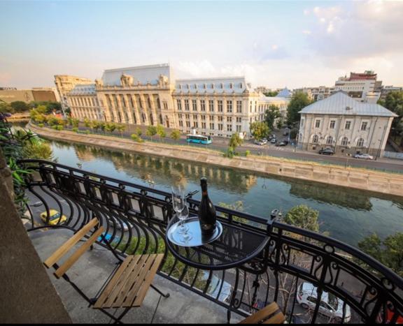 Moonlight River With Balcony Old Town Apartamento Bucarest